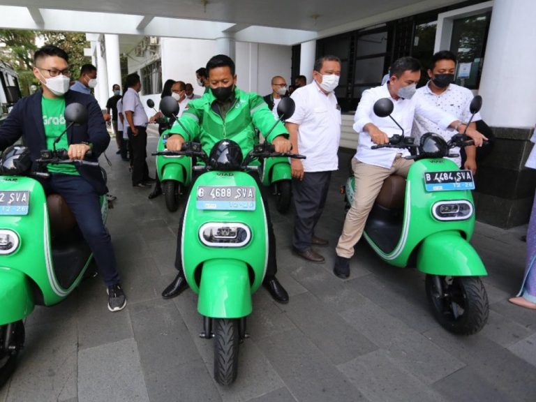 nesia__Grab_Indonesia__Richard_Aditya_bersama_Rektor_Universitas_Sumatera_Utara__Dr_Muryanto_Amin__S_Sos__M_Si__dan_Wakil_Rektor_V_Universitas_Sumatera_Utara__mencoba_motor_listrik_Grab_di_Univer