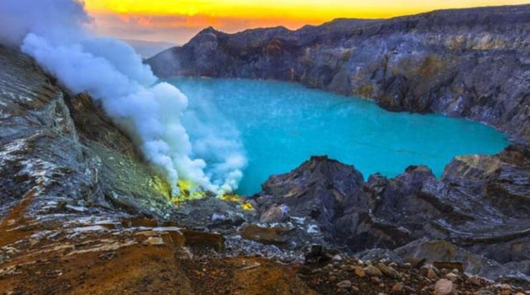 010873500_1567478338-kawah_ijen (1)