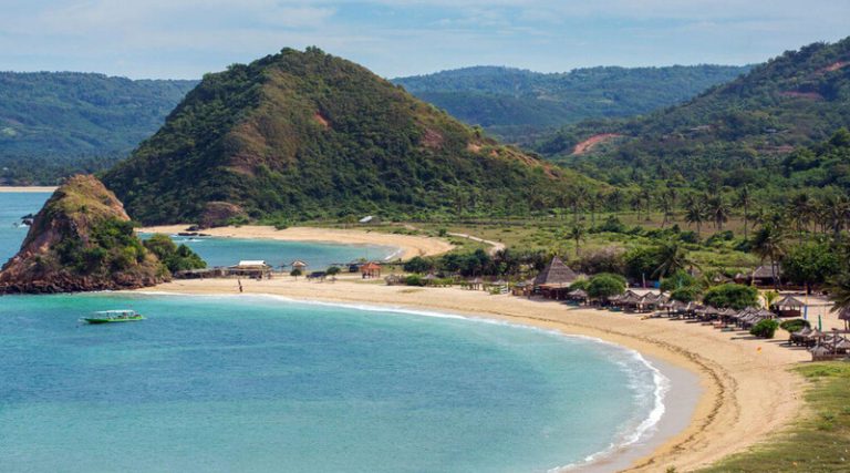 large-wisata-mandalika-lombok-ba84e364075aaf86c674260d52d12771 (1)