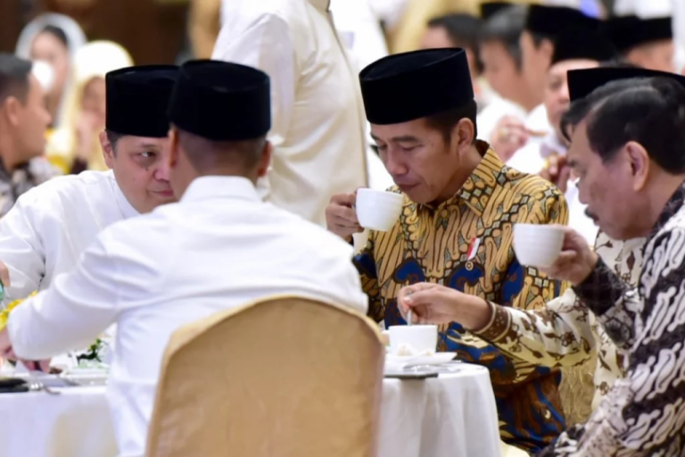 Presiden Joko Widodo menghadiri acara buka puasa bersama di Hotel Sultan, Jakarta, Minggu, 19 Mei 2019